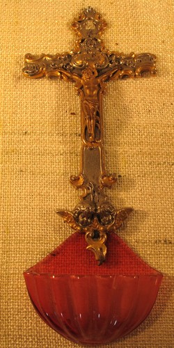 Weihwassergefäß mit kruzifix - weihwassergefäß,